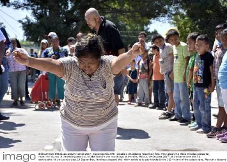 Jojutla s inhabitants raise their fists while observing three minutes silence to recall the victims of the earthquake that hit the country one month ago, in Morelos, Mexico, 19 October 2017. At the same time the 7.1 earthquake hit the country past 19 September, hundreds stopped their daily activities to pay tribute to the 369 victims of the catastrophe. Mexicans observe three minutes silence with fists up to recall earthquake !ACHTUNG: NUR REDAKTIONELLE NUTZUNG!  Copyright: xTonyxRiverax JOJ002 20171019-636440449948809982