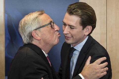 Bilder des Tages October 19, 2017 - Brussels, Bxl, Belgium - Jean-Claude Juncker , the president of the European Commission (L) welcomes Austrian Foreign Minister and the leader of the Austrian Peoples Party (OeVP), Sebastian Kurz as he arrives prior to the meeting at European Commission headquartersin Brussels, Belgium on 19.10.2017 by Brussels Belgium - ZUMAw80_ 20171019_zaf_w80_003 Copyright: xWiktorxDabkowskix