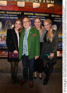 Joseph Vilsmaier mit seinen Töchtern Josefine, Theresa und Janina Premiere Bavaria - Sagenhaft Film, Fernsehen Kino Sendlinger Tor München 19. Oktober 2017