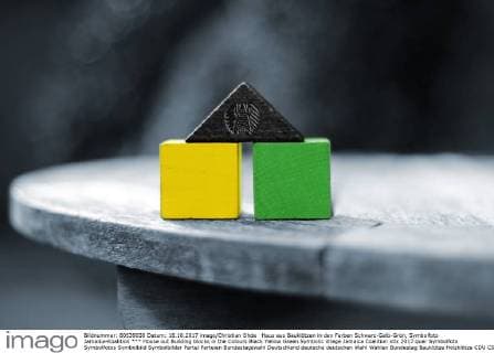 Haus aus BauklÃ¶tzen in den Farben Schwarz-Gelb-GrÃ¼n, Symbolfoto Jamaika-Koalition