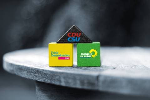 Haus aus BauklÃ¶tzen in den Farben Schwarz-Gelb-GrÃ¼n, Symbolfoto Jamaika-Koalition