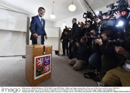 Bilder des Tages Andrej Babis, Chairman of the Czech political party ANO 2011, votes during elections to the Chamber of Deputies of the Parliament of the Czech Republic in Pruhonice, near Prague, Czech Republic, on October 20, 2017. Czech general elections 2017 are held on October 20-21. (CTKxPhoto VitxSimanek) CTKPhotoP201710200617501  _VIS0656