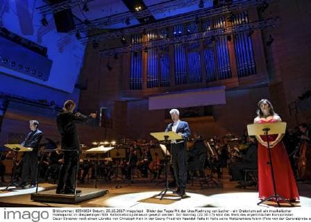 Bilder des Tages Mit der Urauffuehrung von Luther - ein Oratorium soll ein musikalischer Hoehepunkt im diesjaehrigen 500. Reformationsjubilaeum gesetzt werden. Am Sonntag (22.10.17) wird das Werk des argentinischen Komponisten Oscar Strasnoy nach einem Libretto von Christoph Hein in der Georg-Friedrich-Haendel-Halle in Halle seine Weltpremiere feiern (Foto von der Generalprobe am 20.10.17 v.l.: Lutherdarsteller Michael Pflumm (Tenor), Dirigent Michael Wendeberg, Ralf Lukas (Bass) als Karl V. und Nadia Steinhardt als Kardinal Cajetan). Das Oratorium mit der Staatskapelle Halle und dem Ernst Senff Chor Berlin in der Regie von Andreas Morell ist ein Auftragswerk der Kunststiftung des Landes Sachsen-Anhalt und der Arthaus Musik GmbH. Das zeitgenoessische Werk befasst sich mit dem Leben und Wirken des Reformators Martin Luther (1483-1546). (Siehe epd-Meldung Copyright: epd-bild JensxSchulze EDITORIAL USE ONLY