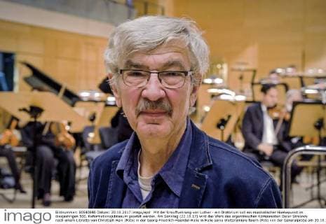 Mit der Urauffuehrung von Luther - ein Oratorium soll ein musikalischer Hoehepunkt im diesjaehrigen 500. Reformationsjubilaeum gesetzt werden. Am Sonntag (22.10.17) wird das Werk des argentinischen Komponisten Oscar Strasnoy nach einem Libretto von Christoph Hein (Foto) in der Georg-Friedrich-Haendel-Halle in Halle seine Weltpremiere feiern (Foto von der Generalprobe am 20.10.17). Das Oratorium mit der Staatskapelle Halle und dem Ernst Senff Chor Berlin in der Regie von Andreas Morell ist ein Auftragswerk der Kunststiftung des Landes Sachsen-Anhalt und der Arthaus Musik GmbH. Das zeitgenoessische Werk befasst sich mit dem Leben und Wirken des Reformators Martin Luther (1483-1546). (Siehe epd-Meldung vom 20.10.17) Luther-Oratorium feiert Weltpremiere in Halle