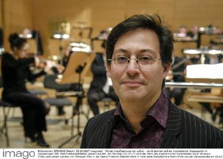 Mit der Urauffuehrung von Luther - ein Oratorium soll ein musikalischer Hoehepunkt im diesjaehrigen 500. Reformationsjubilaeum gesetzt werden. Am Sonntag (22.10.17) wird das Werk des argentinischen Komponisten Oscar Strasnoy (Foto) nach einem Libretto von Christoph Hein in der Georg-Friedrich-Haendel-Halle in Halle seine Weltpremiere feiern (Foto von der Generalprobe am 20.10.17). Das Oratorium mit der Staatskapelle Halle und dem Ernst Senff Chor Berlin in der Regie von Andreas Morell ist ein Auftragswerk der Kunststiftung des Landes Sachsen-Anhalt und der Arthaus Musik GmbH. Das zeitgenoessische Werk befasst sich mit dem Leben und Wirken des Reformators Martin Luther (1483-1546). (Siehe epd-Meldung vom 20.10.17) Luther-Oratorium feiert Weltpremiere in Halle