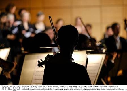 Mit der Urauffuehrung von Luther - ein Oratorium soll ein musikalischer Hoehepunkt im diesjaehrigen 500. Reformationsjubilaeum gesetzt werden. Am Sonntag (22.10.17) wird das Werk des argentinischen Komponisten Oscar Strasnoy nach einem Libretto von Christoph Hein in der Georg-Friedrich-Haendel-Halle in Halle seine Weltpremiere feiern (Foto von der Generalprobe am 20.10.17). Das Oratorium mit der Staatskapelle Halle und dem Ernst Senff Chor Berlin in der Regie von Andreas Morell ist ein Auftragswerk der Kunststiftung des Landes Sachsen-Anhalt und der Arthaus Musik GmbH. Das zeitgenoessische Werk befasst sich mit dem Leben und Wirken des Reformators Martin Luther (1483-1546). (Siehe epd-Meldung vom 20.10.17) Luther-Oratorium feiert Weltpremiere in Halle