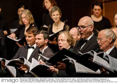 Mit der Urauffuehrung von Luther - ein Oratorium soll ein musikalischer Hoehepunkt im diesjaehrigen 500. Reformationsjubilaeum gesetzt werden. Am Sonntag (22.10.17) wird das Werk des argentinischen Komponisten Oscar Strasnoy nach einem Libretto von Christoph Hein in der Georg-Friedrich-Haendel-Halle in Halle seine Weltpremiere feiern (Foto von der Generalprobe am 20.10.17). Das Oratorium mit der Staatskapelle Halle und dem Ernst Senff Chor Berlin in der Regie von Andreas Morell ist ein Auftragswerk der Kunststiftung des Landes Sachsen-Anhalt und der Arthaus Musik GmbH. Das zeitgenoessische Werk befasst sich mit dem Leben und Wirken des Reformators Martin Luther (1483-1546). (Siehe epd-Meldung vom 20.10.17) Luther-Oratorium feiert Weltpremiere in Halle