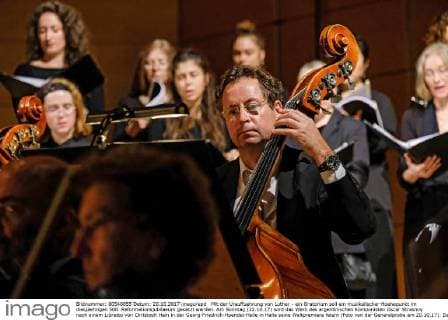 Mit der Urauffuehrung von Luther - ein Oratorium soll ein musikalischer Hoehepunkt im diesjaehrigen 500. Reformationsjubilaeum gesetzt werden. Am Sonntag (22.10.17) wird das Werk des argentinischen Komponisten Oscar Strasnoy nach einem Libretto von Christoph Hein in der Georg-Friedrich-Haendel-Halle in Halle seine Weltpremiere feiern (Foto von der Generalprobe am 20.10.17). Das Oratorium mit der Staatskapelle Halle und dem Ernst Senff Chor Berlin in der Regie von Andreas Morell ist ein Auftragswerk der Kunststiftung des Landes Sachsen-Anhalt und der Arthaus Musik GmbH. Das zeitgenoessische Werk befasst sich mit dem Leben und Wirken des Reformators Martin Luther (1483-1546). (Siehe epd-Meldung vom 20.10.17) Luther-Oratorium feiert Weltpremiere in Halle