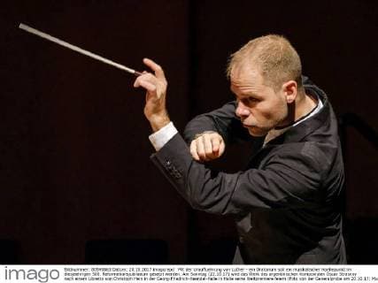 Mit der Urauffuehrung von Luther - ein Oratorium soll ein musikalischer Hoehepunkt im diesjaehrigen 500. Reformationsjubilaeum gesetzt werden. Am Sonntag (22.10.17) wird das Werk des argentinischen Komponisten Oscar Strasnoy nach einem Libretto von Christoph Hein in der Georg-Friedrich-Haendel-Halle in Halle seine Weltpremiere feiern (Foto von der Generalprobe am 20.10.17: Musikalischer Leiter Michael Wendeberg). Das Oratorium mit der Staatskapelle Halle und dem Ernst Senff Chor Berlin in der Regie von Andreas Morell ist ein Auftragswerk der Kunststiftung des Landes Sachsen-Anhalt und der Arthaus Musik GmbH. Das zeitgenoessische Werk befasst sich mit dem Leben und Wirken des Reformators Martin Luther (1483-1546). (Siehe epd-Meldung vom 20.10.17) Luther-Oratorium feiert Weltpremiere in Halle