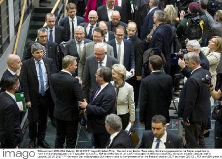 Deutsche Parteien: FDP. Scheitern der Jamaika-Sondierungsgespräche 2017 Deutschland, Berlin, Bundestag, Sondierungsgespräche zur Regierungsbildung nach der Bundestagswahl 2017 zwischen CDU CSU, FDP und B90 Grüne, Ankunft von Abgeordneten von CDU CSU, Christian Lindner begrüßt Armin Laschet, 20.10.2017 *** Germany Berlin Bundestag Exploratory talks to Government after the Federal election 2017 between CDU CSU FDP and B90 green Arrival from Members from CDU CSU Christian Lindner welcomed Armin Laschet 20 10 2017