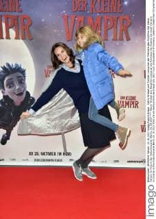 Katrin Wrobel und Tochter Louisa bei der Premiere des Kinofilms Der kleine Vampir im Kino in der Kulturbrauerei. Berlin, 21.10.2017