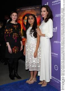 Premiere du film The Breadwinner à Los Angeles. 20 October 2017 - Hollywood, California - Nora Twomey, Saara Chaudry and Angelina Jolie. The Breadwinner U.S. Premiere held at the TCL Chinese 6 Theatre in Hollywood. Photo Credit: AdMedia 221676 AdMedia Starface 2017-10-20 CA Hollywood Etats-Unis  Copyright: xAdMediax STAR_221676_047