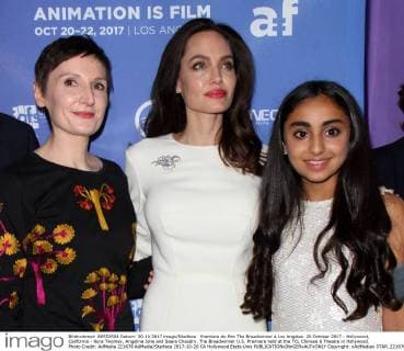Premiere du film The Breadwinner à Los Angeles. 20 October 2017 - Hollywood, California - Nora Twomey, Angelina Jolie and Saara Chaudry. The Breadwinner U.S. Premiere held at the TCL Chinese 6 Theatre in Hollywood. Photo Credit: AdMedia 221676 AdMedia Starface 2017-10-20 CA Hollywood Etats-Unis  Copyright: xAdMediax STAR_221676_048