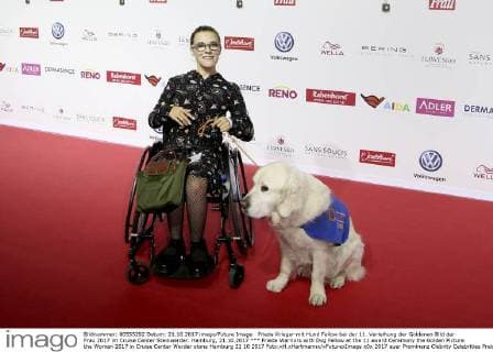 Frieda Krieger mit Hund Fellow bei der 11. Verleihung der Goldenen Bild der Frau 2017 im Cruise Center Steinwerder. Hamburg, 21.10.2017