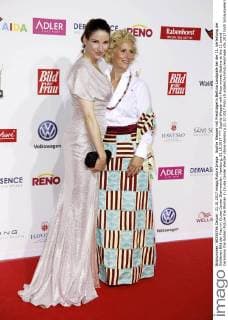 Sophie Wepper mit Preisträgerin Bettina Landgrafe bei der 11. Verleihung der Goldenen Bild der Frau im Cruise Center Steinwerder. Hamburg, 21.10.2017