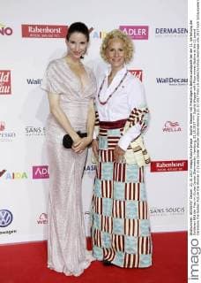 Sophie Wepper mit Preisträgerin Bettina Landgrafe bei der 11. Verleihung der Goldenen Bild der Frau im Cruise Center Steinwerder. Hamburg, 21.10.2017