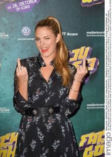 Moderatorin Viviane Geppert kneift ein Auge zu und zeigt den Mittelfinger, bei der Weltpremiere von Fack Ju Göhte 3 Muenchen, Deutschland, 22.10.2017, Kino, Weltpremiere, Fack Ju Göhte 3,