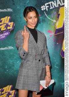 Schauspielerin Gizem Emre (Rollenname: Zeynep) zeigt den Journalisten bei der Weltpremiere von Fack Ju Göhte 3 spaßeshalber den Mittelfinger, Einzelbild Muenchen, Deutschland, 22.10.2017, Kino, Weltpremiere, Fack Ju Göhte 3,