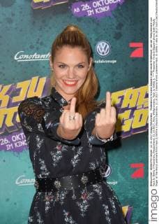 Moderatorin Viviane Geppert zeigt beide Mittelfinger, bei der Weltpremiere von Fack Ju Göhte 3 Muenchen, Deutschland, 22.10.2017, Kino, Weltpremiere, Fack Ju Göhte 3,