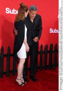 October 22, 2017 - Los Angeles, CA, U.S. - 22 October 2017 - Los Angeles, California - Julianne Moore and George Clooney. Ã¢â‚¬oeSuburbiconÃ¢â‚¬Â Premiere held at the Regency Village Theatre in Los Angeles. Photo Credit: AdMedia Los Angeles U.S. - ZUMAa123 20171022_zaa_a123_038 Copyright: xAdmediax