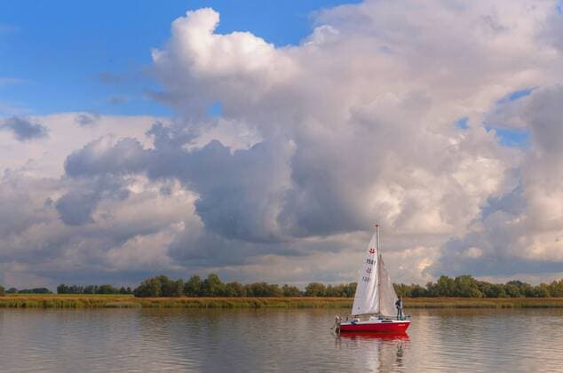 Segelboot auf der Haseldofer Binnenelbe, Deutschland ailing boat on Haseldofer Binnenelbe, Germany BLWS465322 Copyright: xblickwinkel C.xKaiserx