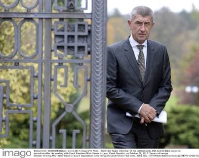 Bilder des Tages Chairman of the political party ANO Andrej Babis comes to journalists after his meeting with Czech President Milos Zeman in Lany, Czech Republic, on October 23, 2017. Zeman will assign election-winning ANO leader Babis to launch negotiations on forming new government next week, Babis said. (CTKxPhoto KaterinaxSulova) CTKPhotoP201710230738801  suk1