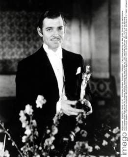 OSCARS. Bester Hauptdarsteller. Preisträger 1931-1940 Clark Gable accepting his Best Actor Oscar for his performance in It Happened One Night at the 7th Academy Awards, honoring the best in film for 1934, was held on February 27, 1935, at the Biltmore Hotel in Los Angeles, California Hollywood CA USA  33371_513THA