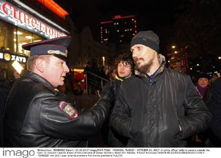 MOSCOW, RUSSIA - OCTOBER 24, 2017: A police officer talks to people outside the Karo 11 Oktyabr cinema ahead of the premiere of Alexei Uchitel s latest film Matilda. Mikhail Pochuyev TASS  TS0665BF
