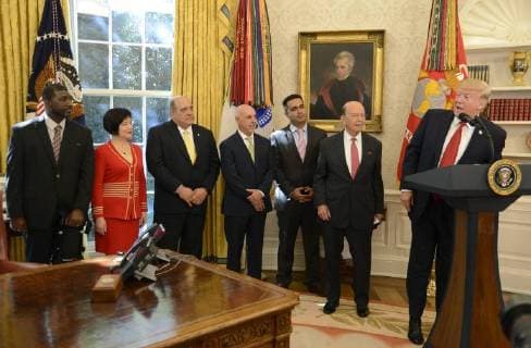 Themen der Woche Bilder des Tages President Donald Trump makes remarks to winners of the Minority Enterprise Development Award, as Labor Secretary Wilbur Ross (2nd,R) listens, in the Oval Office of the White House, October 24,2017, in Washington, DC. Trump lauded the entrepreneurial spirit of the business leaders and promoted his tax reform as a boost for the economy.  WAP20171024501 MIKExTHEILER