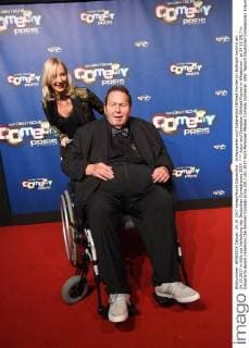 Schauspieler und Kabarettist Ottfried Fischer im Rollstuhl kommt am 24.10.2017 in Köln zur Verleihung des Deutschen Comedypreis 2017.