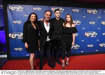 Comedian Hugo Egon Balder mit Frau und Kindern kommt am 24.10.2017 in Köln zur Verleihung des Deutschen Comedypreis 2017.