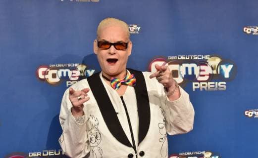 Comedian Hella von Sinnen kommt am 24.10.2017 in Köln zur Verleihung des Deutschen Comedypreis 2017.