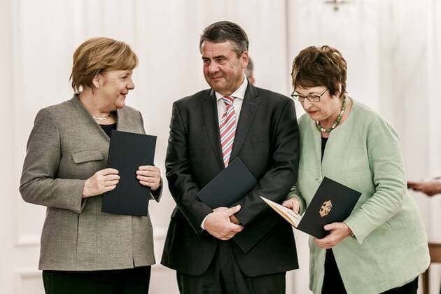 Uebergabe der Entlassurkunde durch Bundespraesident Frank-Walter Steinmeier an Bundeskanzlerin Angela Merkel, CDU, Aussenminister Sigmar Gabriel, SPD, und Brigitte Zypries, SPD, Bundeswirtschaftsministerin Berlin, 24.10.2017. Berlin Deutschland *** Transfer the through Federal President Frank Walter Stein Meier to Chancellor Angela Merkel CDU Foreign Minister Sigmar Gabriel SPD and Brigitte Zypries SPD Federal Minister of Economic Affairs Berlin 24 10 2017 Berlin Germany Copyright: xMichaelxGottschalk photothek.netx