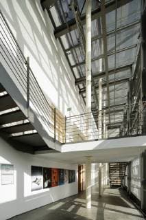 Staatstheater in Mainz, Rheinland-Pfalz, Kleines Haus, Foyer, Empfangshalle, Glasbau, Glasdach, Verglasung, Saeulen, Treppe, Treppenaufgang, Gelaender NUR ZUR REDAKTIONELLEN NUTZUNG, D-Mainz, Rhein, Rhein-Main-Gebiet, Rheinland, Rheinland-Pfalz, Staatstheater Mainz, Schauspielhaus, Musiktheater, Tanztheater, Kleines Haus, Foyer, Empfangshalle, Glasbau, Glasdach, Verglasung, Saeulen, Treppe, Treppenaufgang, Gelaender, EDITORIAL USE ONLY, D-Mainz, Rhine, Rhine-Main district, Rhineland, Rhineland-Palatinate, Staatstheater Mainz, Mainz State Theatre, playhouse, music theatre, dance theatre, Small Hall, foyer, entrance hall, glass building, glass roof, glazing, pillars, stairs, staircase, stairwell, banister, handrail