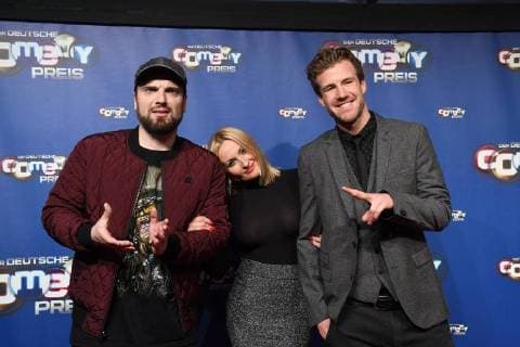 Comedian Ingmar Stadelmann mit Freundin Natalia und Luke Mockridge (r) kommt am 24.10.2017 in Köln zur Verleihung des Deutschen Comedypreis 2017.