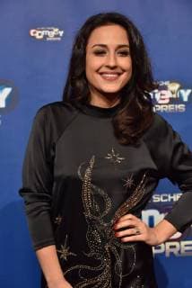 Moderatorin Nina Moghaddam kommt am 24.10.2017 in Köln zur Verleihung des Deutschen Comedypreis 2017.