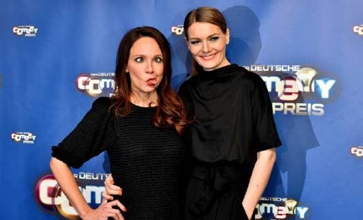 Comedian Carolin Kebekus und Martina Hill , l-r, kommt am 24.10.2017 in Köln zur Verleihung des Deutschen Comedypreis 2017.