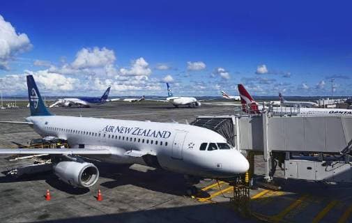  Flugzeug Air New Zealand auf Rollfeld, Flughafen, Auckland, Neuseeland, Ozeanien *** Aircraft Air New Zealand on The box Airport Auckland New Zealand Oceania Copyright: imageBROKER/NorbertxEisele-Hein iblnex04582371.jpg