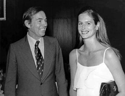 Christiaan Barnard Der südafrikanische Herzchirurg Professor Christiaan Barnard mit seiner Frau Barbara Maria Zoellner, Deutschland 1970er Jahre. South African cardiac surgeon Christiaan Barnard with his wife Barbara Maria Zoellner, Germany 1970s. Copyright: Roba UnitedxArchives Schweigmann UnitedArchives26083