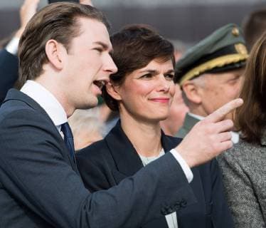 Wien 26.10.2017, Heldenplatz, Wien, AUT, Nationalfeiertag und Angelobung neuer Rekruten. im Bild Aussenminister Sebastian Kurz (OeVP) und Bundesministerin fuer Gesundheit und Frauen Pamela Rendi-Wagner (SPOe) Austrian Foreign Minister Sebastian Kurz and Austrian Minister of Health Pamela Rendi-Wagner during Austrian National Day at Heldenplatz in Vienna, Austria on 2017 10 26. *** Vienna 26 10 2017 Heroes u0026 39; Square Vienna AUT National Day and Angelobung later Recruits in Picture Foreign Minister Sebastian short OEVP and Federal Minister for Health and Women Pamela Wagner SPÖ Austrian Foreign Ministers Sebastian short and Austrian Ministers of Health Pamela Wagner during Austrian National Day AT Heroes u0026 39; Square in Vienna Austria ON 2017 10 26  EP_gru