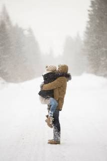 IMAGO Creative: Jahreszeit Winter, Spaziergang Happy young couple face to face in snow-covered winter landscape model released Symbolfoto  HAPF02094