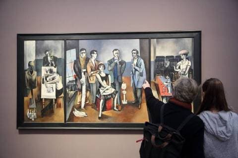 Besucher betrachten das Gemälde Die Freunde (Harald Metzkes, 1957) während eines Rundgangs in der Ausstellung Hinter der Maske - Künstler in der DDR im Museum Barberini in Potsdam, 26. Oktober 2017. Ausstellungsdauer 29. Oktober 2017 bis 4. Februar 2018. Ausstellung Hinter der Maske Künstler in der DDR *** Visitors in the Paintings the Friends Harald Metzkes 1957 during a Tour in the Exhibition behind the Mask Artists in the GDR in Museum Barberini in Potsdam 26 October 2017 Exhibition Dates 29 October 2017 until 4 February 2018 Exhibition behind the Mask Artists in the GDR