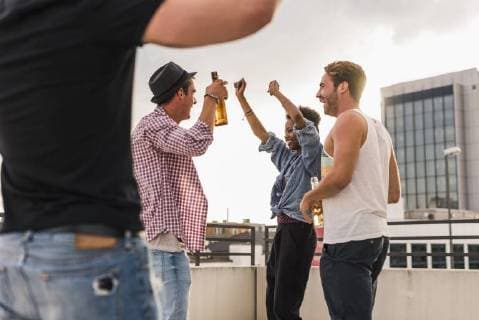 Friends having a rooftop party model released Symbolfoto  UUF11477