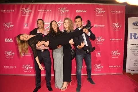Die Schauspieler der RTL Serie unter uns Jens Hajek, Antonia Michalsky Pauline Angert Cronis Karakassidis halten Astrid Leberti kommt am 26.10.2017 in Köln zur Deutschlandpremiere des Musical Dirty Dancing.