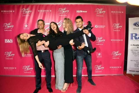 Die Schauspieler der RTL Serie unter uns Jens Hajek, Antonia Michalsky Pauline Angert Cronis Karakassidis halten Astrid Leberti kommt am 26.10.2017 in Köln zur Deutschlandpremiere des Musical Dirty Dancing.