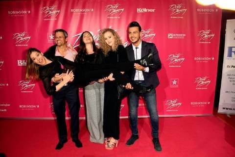 Die Schauspieler der RTL Serie unter uns Jens Hajek, Antonia Michalsky Pauline Angert Cronis Karakassidis halten Astrid Leberti kommt am 26.10.2017 in Köln zur Deutschlandpremiere des Musical Dirty Dancing.