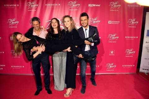 Die Schauspieler der RTL Serie unter uns Jens Hajek, Antonia Michalsky Pauline Angert Cronis Karakassidis halten Astrid Leberti kommt am 26.10.2017 in Köln zur Deutschlandpremiere des Musical Dirty Dancing.