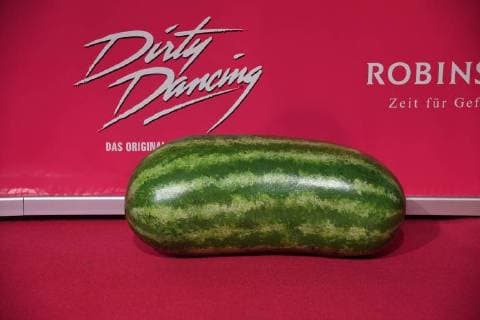 Eine Melone liegt auf den roten Teppich am 26.10.2017 in Köln zur Deutschlandpremiere des Musical Dirty Dancing.