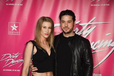 Schauspieler Alexander Milo mit Agathe kommt am 26.10.2017 in Köln zur Deutschlandpremiere des Musical Dirty Dancing.