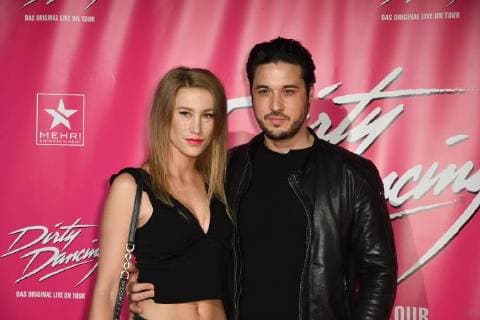 Schauspieler Alexander Milo mit Agathe kommt am 26.10.2017 in Köln zur Deutschlandpremiere des Musical Dirty Dancing.